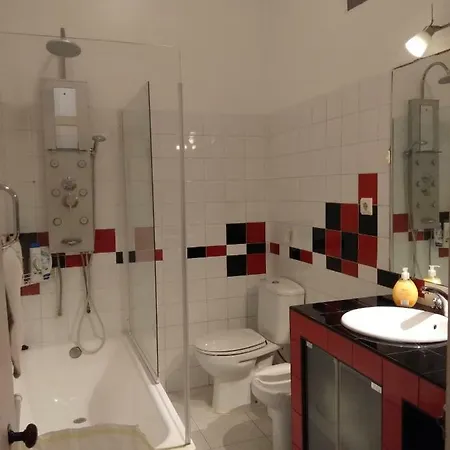 Charm And Space In Historic Appartamento